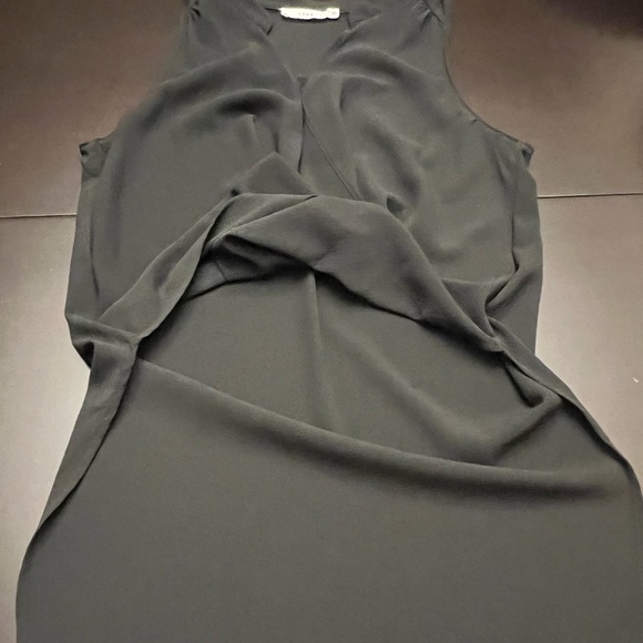 Small black high low sleeveless blouse - Picture 4 of 6